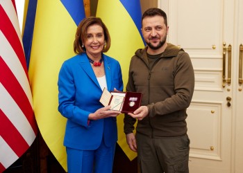 في زيارة مفاجئة.. رئيسة مجلس النواب الأمريكي تلتقي زيلينسكي في كييف