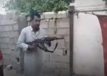 العراق.. فيديو  لشخص يصوب الرصاص على ابنته يثير غضبا