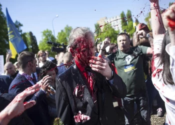 محتجون يقذفون السفير الروسي في بولندا بالطلاء الأحمر بسبب أوكرانيا (شاهد)