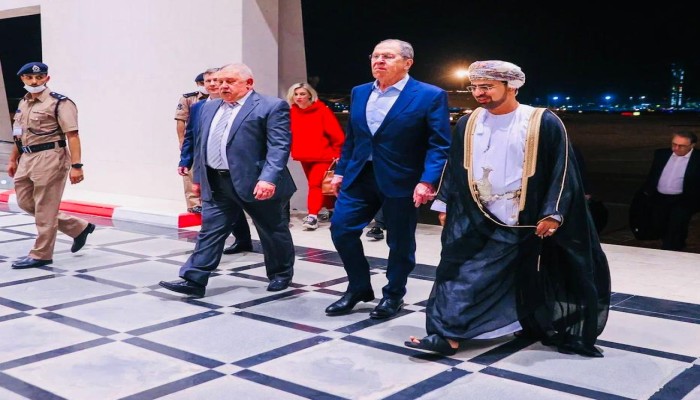 قادما من الجزائر.. وزير الخارجية الروسي يصل سلطنة عمان