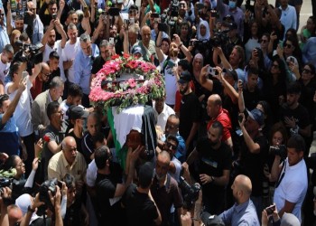 إسرائيل تفرض شروطاً لجنازة أبو عاقلة في القدس وتستدعي شقيقها