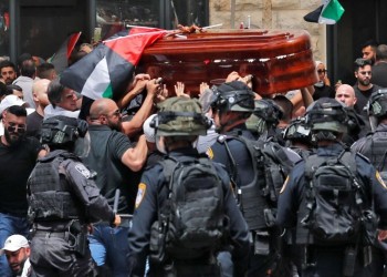 آلاف الفلسطينيين يودعون شيرين أبوعاقلة.. وقوات الاحتلال تعتدي على الجنازة