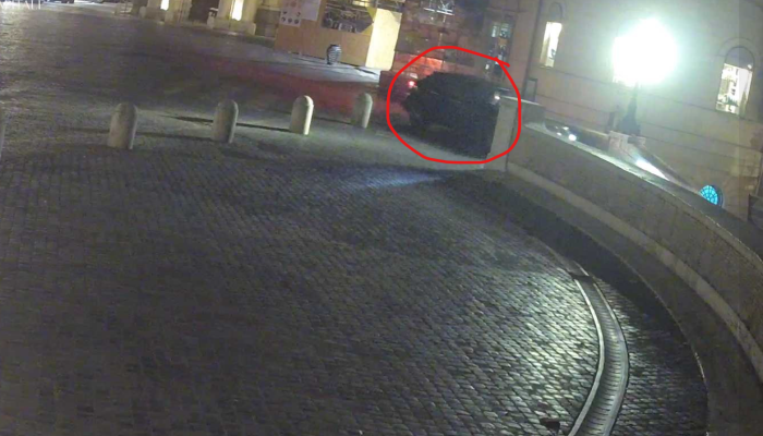 سعودي يقود سيارته على معلم أثري في إيطاليا فيكسر بعضه.. والسلطات تعتقله