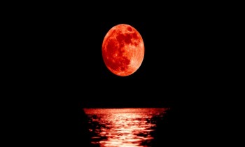 القمر الأحمر الدموي يزين سماء ليلة الأحد