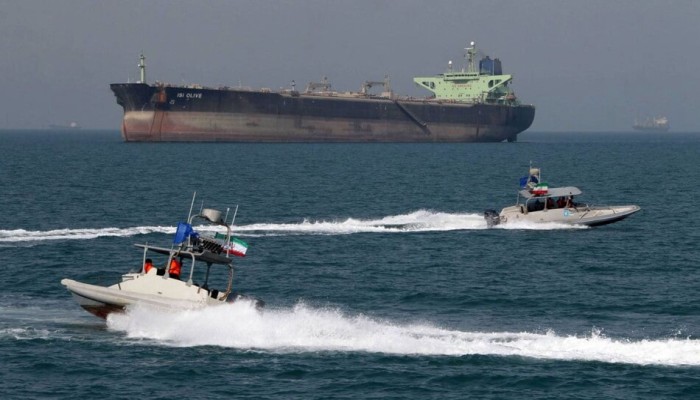 تحمل 42 ألف لتر.. إيران تحتجز سفينة تُهرب وقودا في الخليج العربي