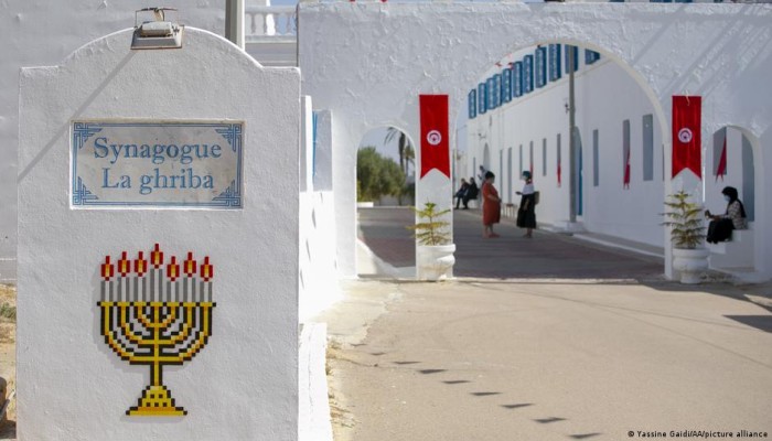 اليهود يبدؤون الحج لجزيرة جربة التونسية.. هل يسمح قيس سعيد بدخول الإسرائيليين؟