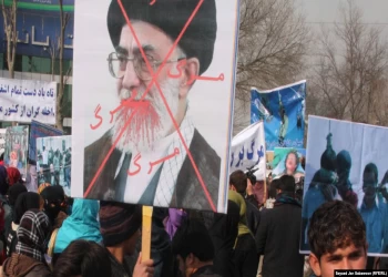 حرق صور خامنئي.. احتجاجات إيران تأخذ منحى سياسيا (فيديو)