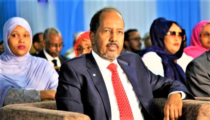 شيخ محمود يؤدي اليمين الدستورية رئيسا للصومال.. وفرماجو يتعهد بالعمل معه