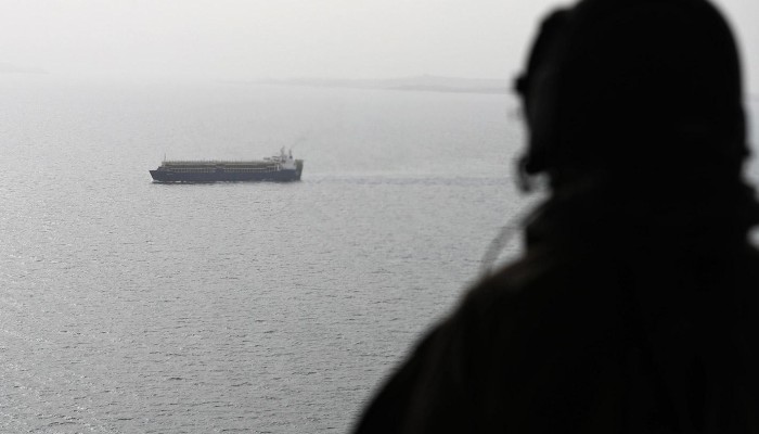 إيران تصادر سفينة تنقل وقودا مهربا بمياه الخليج