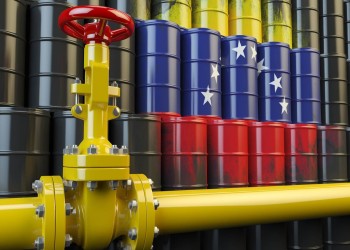 النفط يهبط 2% بعد أنباء بتخفيف قيود إمدادات فنزويلا