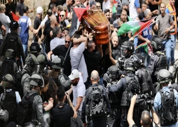 كاتب عبري: إسرائيل فقدت طريقها باعتدائها على جنازة شيرين أبوعاقلة