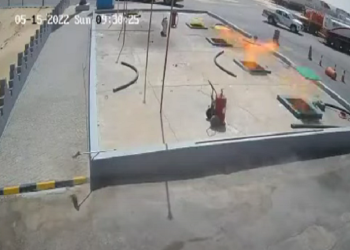 السعودية.. انفجار خزانات محطة وقود بسبب الحرارة الشديدة (فيديو)