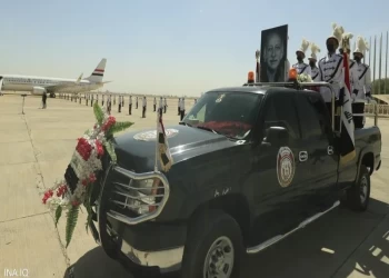 جنازة مهيبة للشاعر العراقي مظفر النواب قبل مواراة جثمانه في النجف