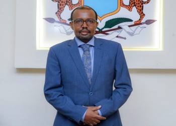 شحنة فحم لعمان توقف وزير خارجية الصومال عن العمل