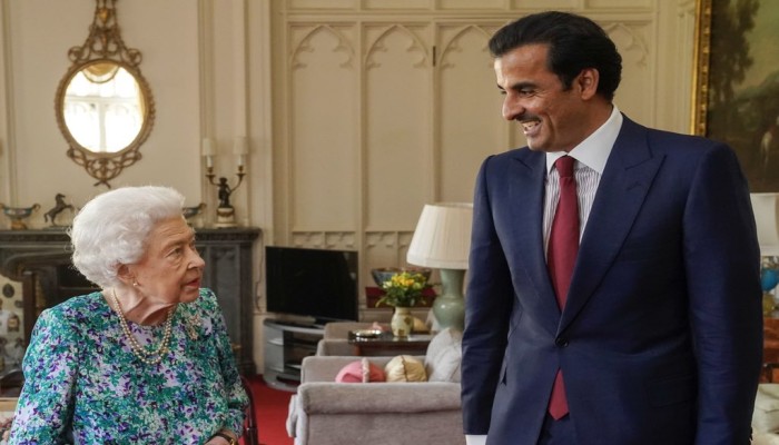 أمير قطر يحتفي بلقائه الملكة إليزابيث والأمير تشارلز وبوريس جونسون