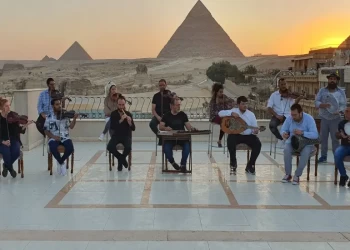 للمرة الأولى منذ 40 عاما.. فرقة موسيقية إسرائيلية تحيي حفلا عند أهرامات مصر