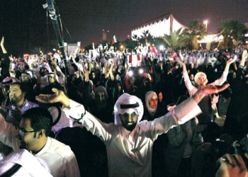 كويتيون ينظمون وقفة في ساحة الإرادة احتجاجا على الجمود السياسي