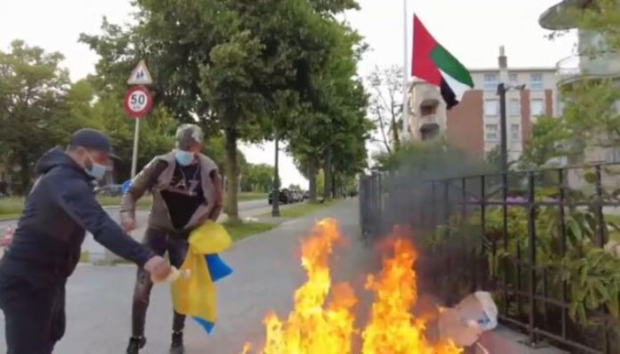 بعد باريس.. أوكرانيون يحرقون علم الإمارات أمام سفارتها ببروكسل