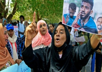 السودان.. بدء محاكمة 4 متظاهرين بتهمة قتل ضابط