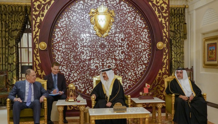 ملك البحرين يستقبل لافروف بالتزامن مع تشديد عقوبات أوروبية على روسيا (صور)