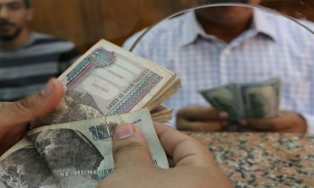 للمرة الأولى بـ5 سنوات.. الجنيه المصري يلامس أدنى مستوى أمام الدولار