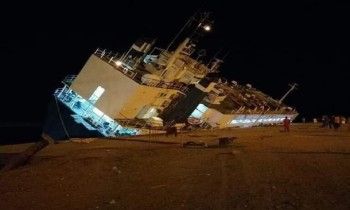 غرق سفينة شحن مملوكة لإماراتي في ميناء سواكن السوداني (فيديو+ صور)