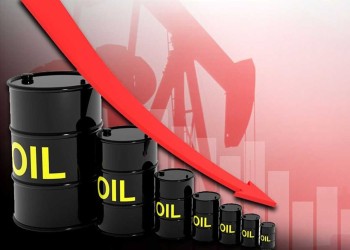 النفط يهوي 5% بسبب مخاوف من حدوث ركود وتراجع أسعار البنزين بأمريكا