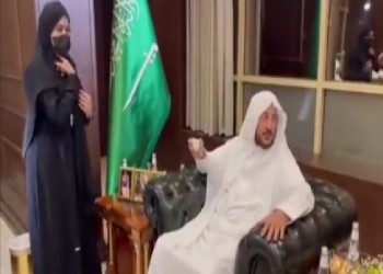 طالب مديرها بترك منصبه لها.. وزير سعودي يثير جدلاً بترقية موظفة