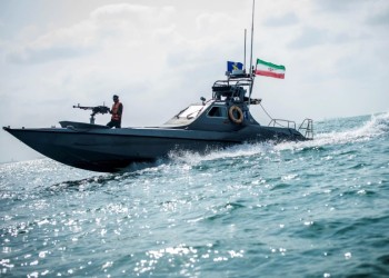 3 زوراق إيرانية تتحرش بسفينتين للبحرية الأمريكية في مياه الخليج