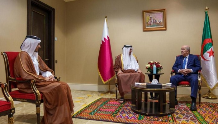 أمير قطر والرئيس الجزائري يبحثان قضايا ذات اهتمام مشترك
