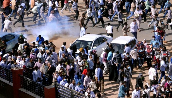 غداة يوم دام.. الأمن السوداني يشتبك مع متظاهرين بمحيط القصر