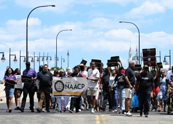 تظاهرات جديدة بأمريكا بعد بث فيديو لقتل شاب أسود برصاص الشرطة (شاهد)