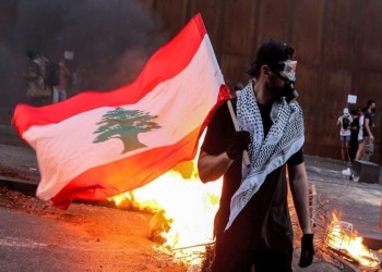 لبنانيون يقطعون طرقا في بيروت احتجاجا على تردي الأوضاع المعيشية