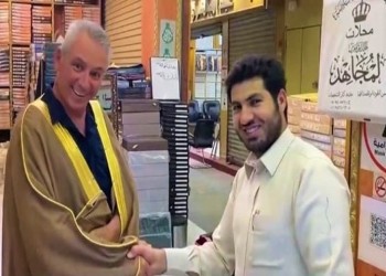 مراسل قناة إسرائيلية يزور السعودية ويتجول في مساجدها (فيديو)