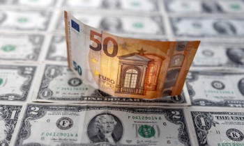 للمرة الأولى منذ 20 عاما.. اليورو عند أدنى مستوى له مقابل الدولار