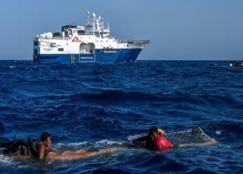 في رحلة هجرة من ليبيا.. مراهق أفريقي ينقذ رضيعًا من الموت بالبحر المتوسط