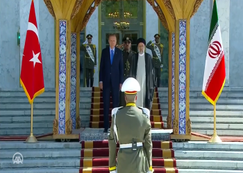 قبل قمة ثلاثية تجمعهما مع بوتين.. رئيسي يستقبل أردوغان في طهران (فيديو)