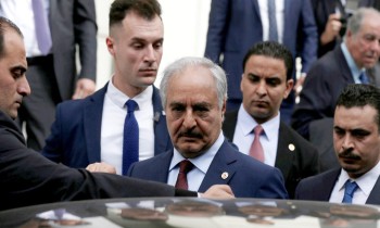 حفتر يطلب وقف محاكمته بأمريكا للسماح بترشحه لرئاسيات ليبيا