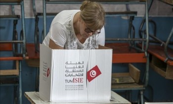 بعد 10 ساعات.. 13.6% نسبة المشاركة في استفتاء تونس (فيديو)