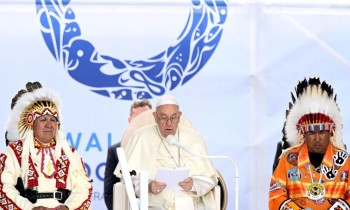 البابا فرنسيس يطلب الصفح من السكان الأصليين في كندا