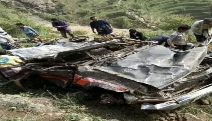 سقوط سيارة يودي بحياة 11 شخصاً وسط اليمن