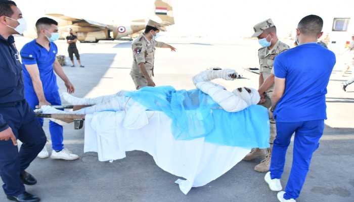 طائرة عسكرية مصرية تخلي مصابي انفجار شاحنة جنوبي ليبيا