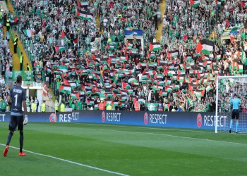 رغم عقوبات سابقة ضد فريقها.. جماهير سلتيك ترفع علم فلسطين (فيديو)