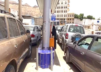 اليمن.. الحوثيون يخفضون أسعار بنزين السيارات 14%