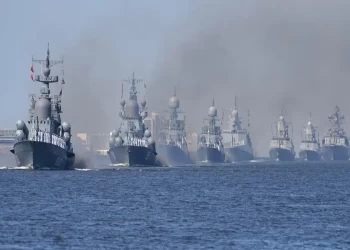 رويترز: 20 سفينة حربية قرب الخط الأوسط لمضيق تايوان