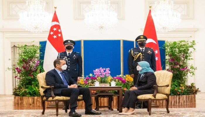 بحثا العلاقات الثنائية.. رئيسة سنغافورة تستقبل وزير خارجية قطر