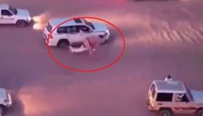 سعودي يقفز من سيارة وينقذ طفلا سقط من فوق جمل (فيديو)