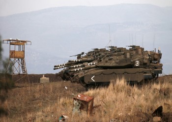 دبابات إسرائيلية تستهدف مزارعين قرب المنطقة العازلة مع سوريا