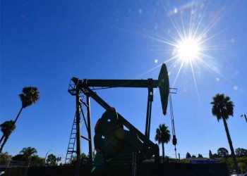 النفط يتراجع 2% وسط توقعات بقرب انتهاء تعطل إمدادات الخليج الأمريكي