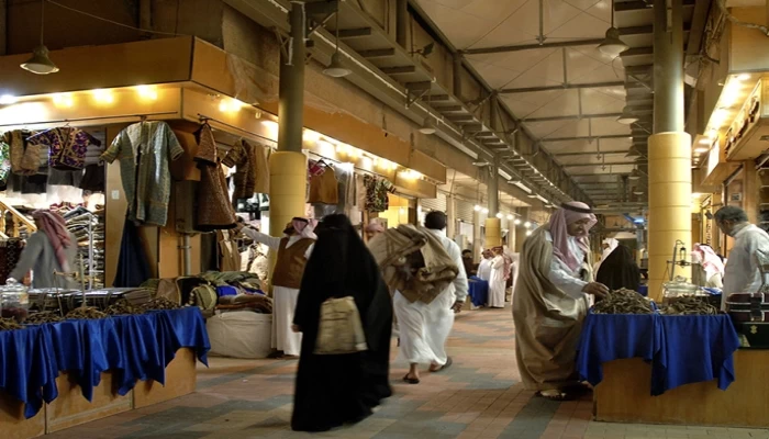 السعودية تفرض غرامة مالية على من يرفع صوته بالأماكن العامة
